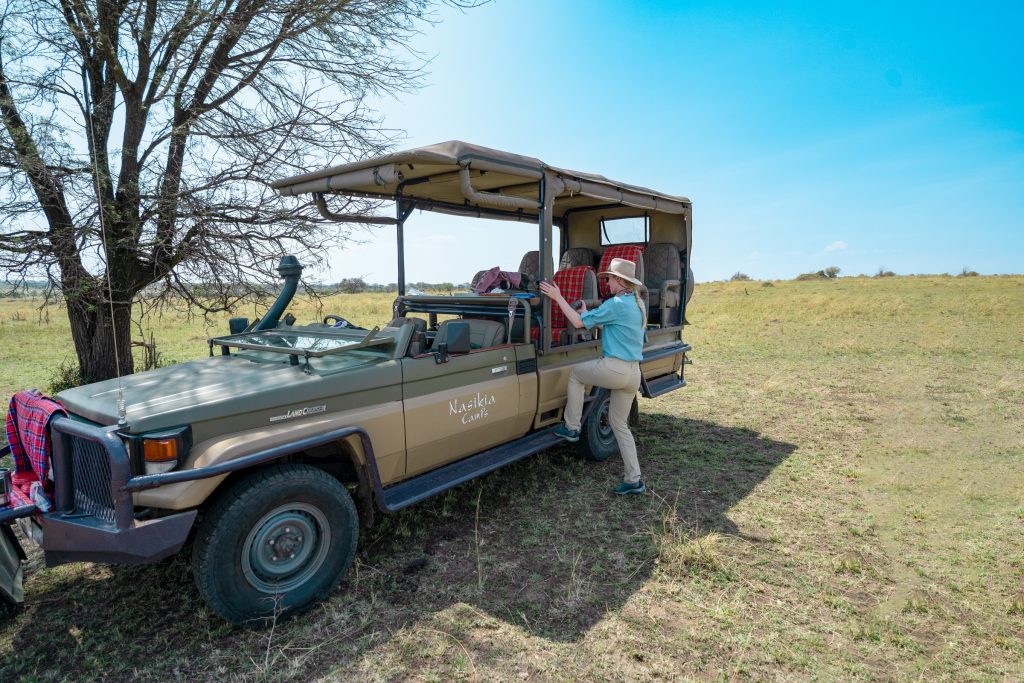 what to wear on safari for women, Cute safari outfit for women: khaki pants, light blue shirt, trail runners, and sun hat